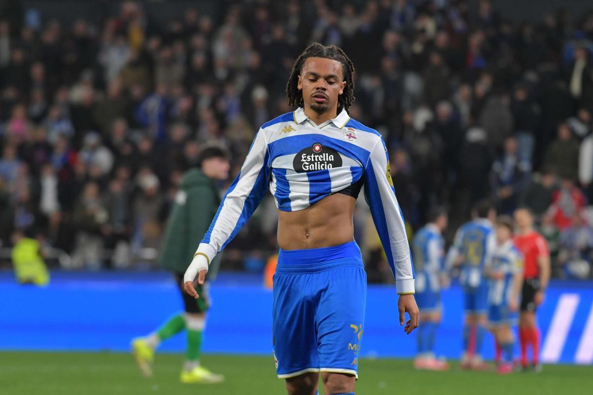 Un Dépor sin fortuna ni puntería cae en Riazor contra el Racing de Santander