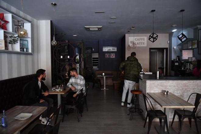 Clientes en el Caffé Latte en la calle Donantes de Sangue.