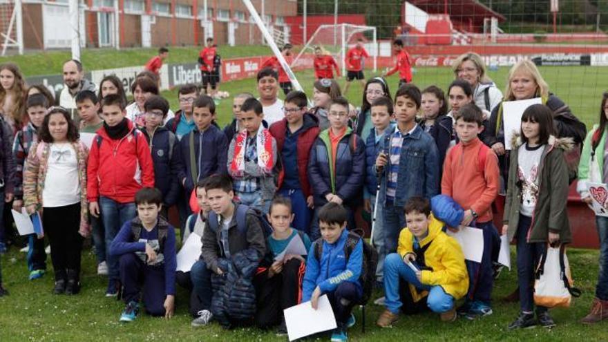 Visita de escolares a la escuela de fútbol de Mareo