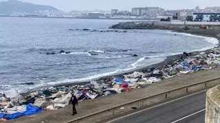 Más de 1.200 migrantes vuelven a Marruecos tras el desalojo de la playa del Trampolín