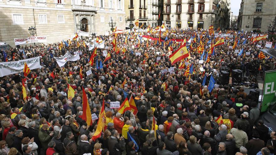 Unes 3.500 persones es concentren a Barcelona en contra de la independència