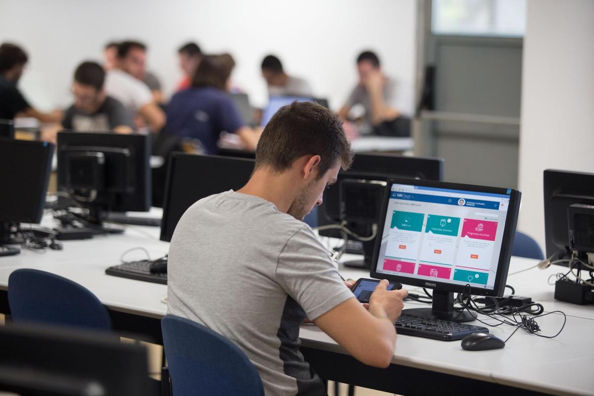 Estudiantes de la UA en una sala de estudios