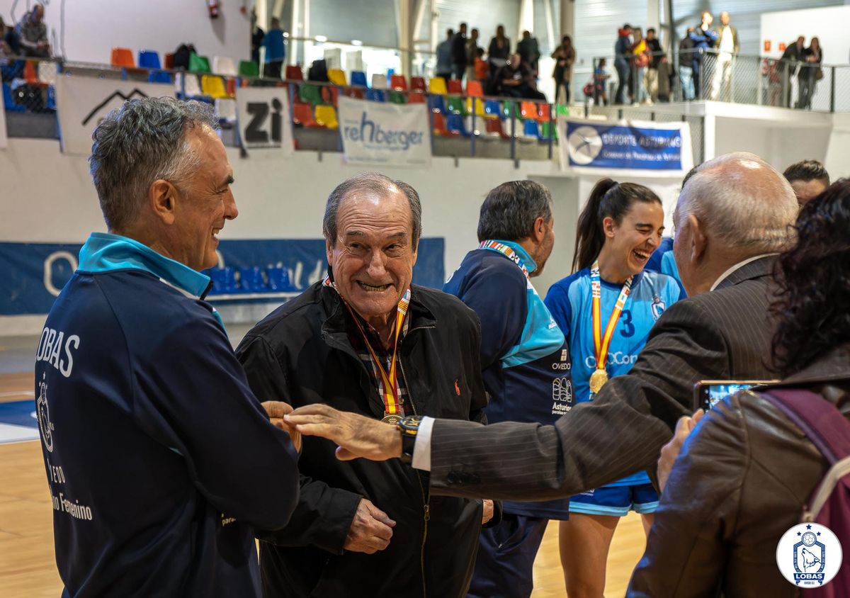 Elósegui recibiendo la medalla de campeonas de División de Honor Oro 2022-2023, título que les dio el ascenso a la Liga Guerreras Iberdrola.