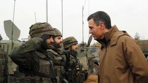 Pedro Sánchez saluda a tres militares españoles desplegados en Letonia, en la base de la OTAN de Adazi, el 8 de marzo de 2022.
