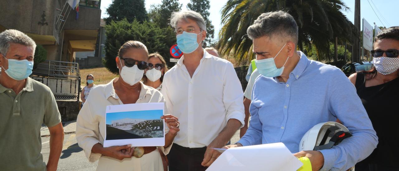 La presidenta de la Diputación, Carmela Silva, y el alcalde de O Grove, José Cacabelos, durante la ejecución de la obra del Auditorio que se inaugura esta tarde.