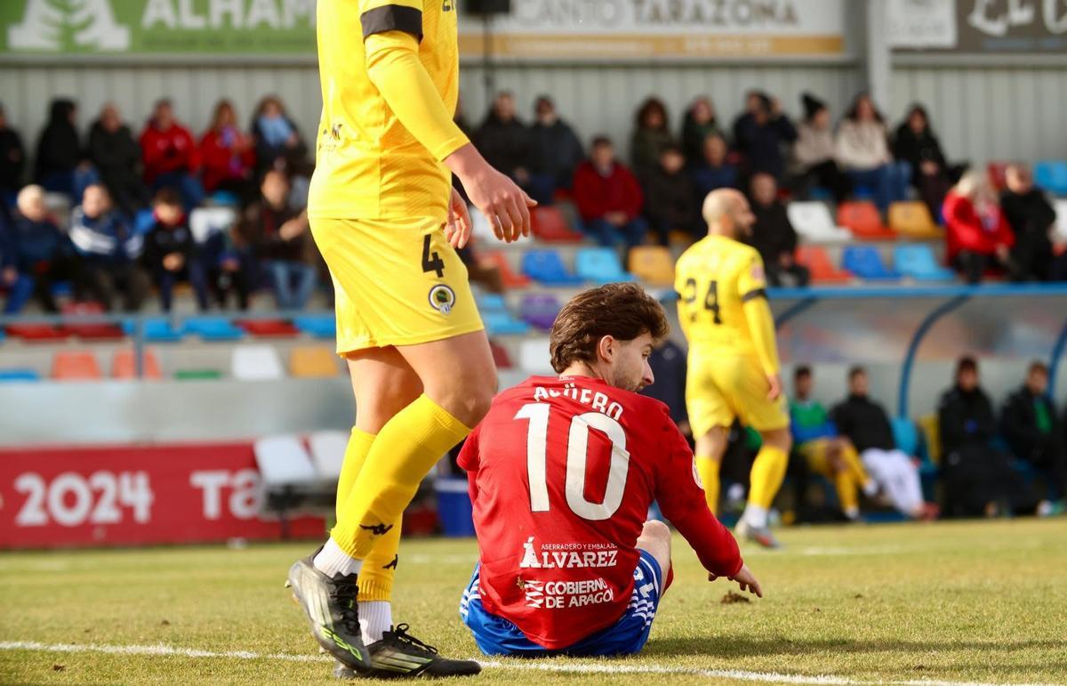 Agüero, del Tarazona, sentado en el suelo tras una acción con un jugador del Hércules.