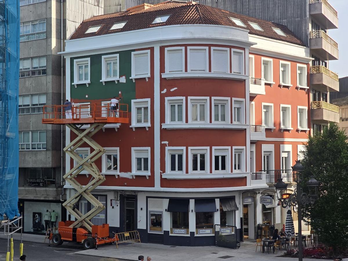 Así comenzaba, esta mañana, el pintado del edificio.