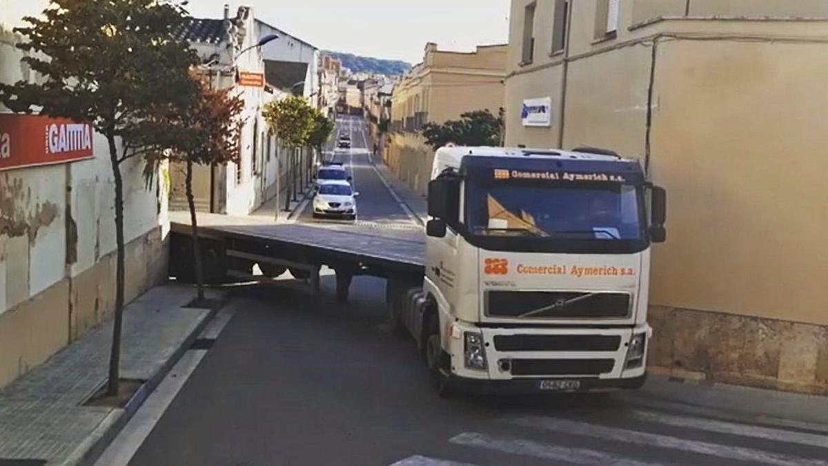 El pas de camions per davant de l’edifici Greiner.