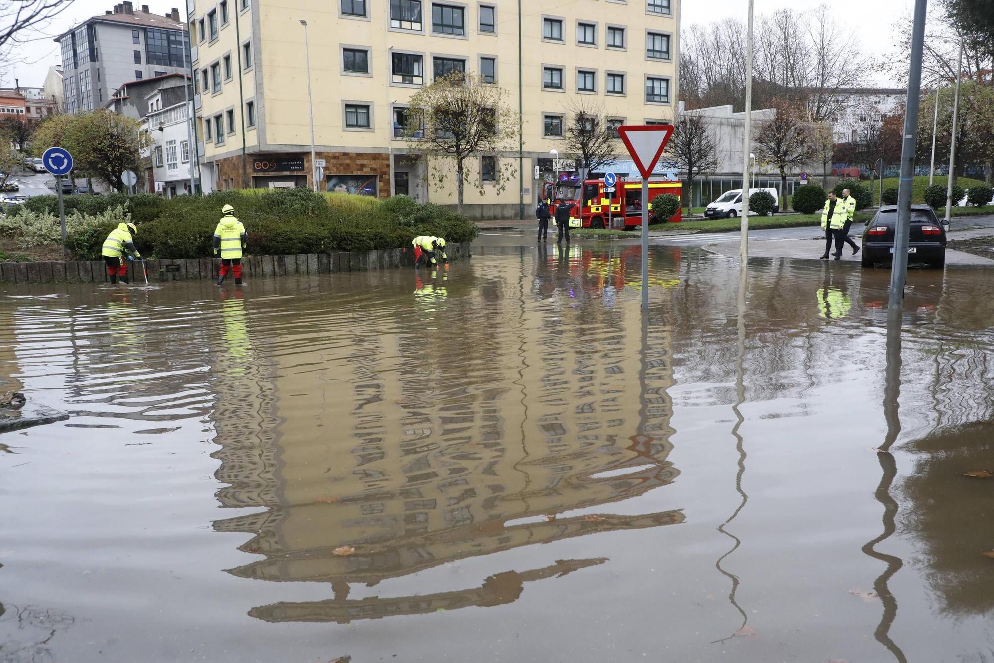 Una tromba de agua inunda de nuevo la rotonda Fontes do Sar