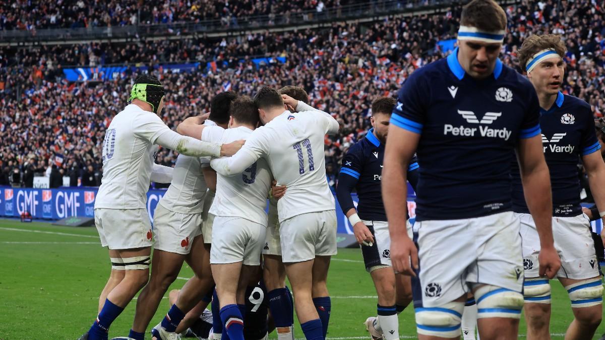 Los jugadores de Francia celebran una acción en el partido del Seis Naciones frente a Escocia