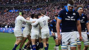 Los jugadores de Francia celebran una acción en el partido del Seis Naciones frente a Escocia