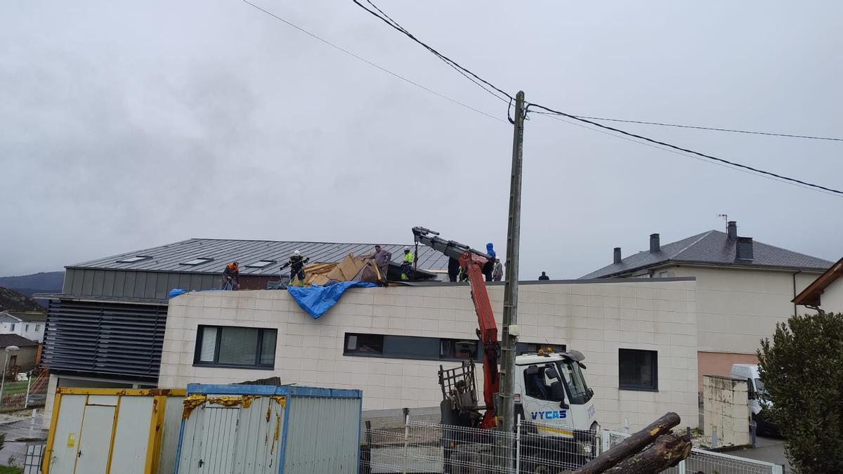 Operarios durante la retirada de las chapas.