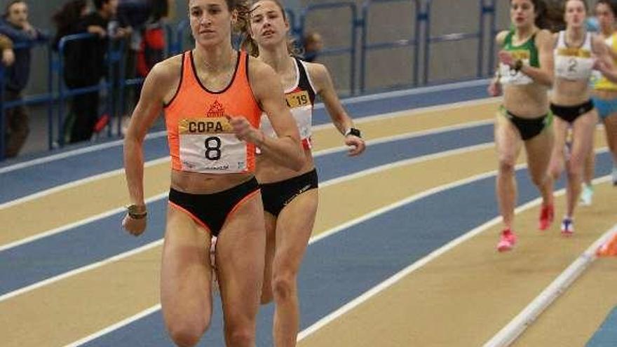 Paula Iglesias, en una competición en la pista cubierta de Ourense.