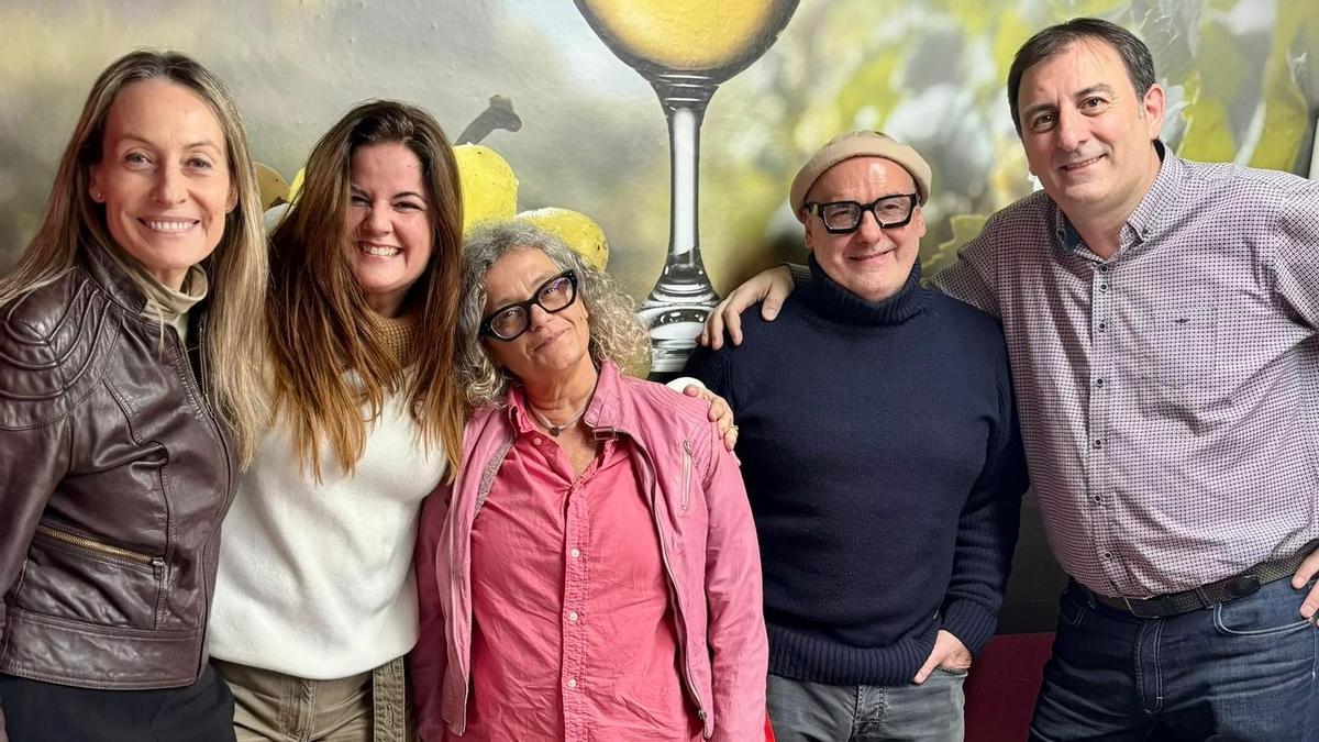 Sílvia Naranjo y Jordi Alcover, creadores de la 'Guia de Vins de Catalunya, flanqueados por la sumiller Anna Vicens, la gerente de Wine Palace, Noelia Pacios, y Marc Subirós, responsable de los contenidos y de la relación con las bodegas de la publicación.