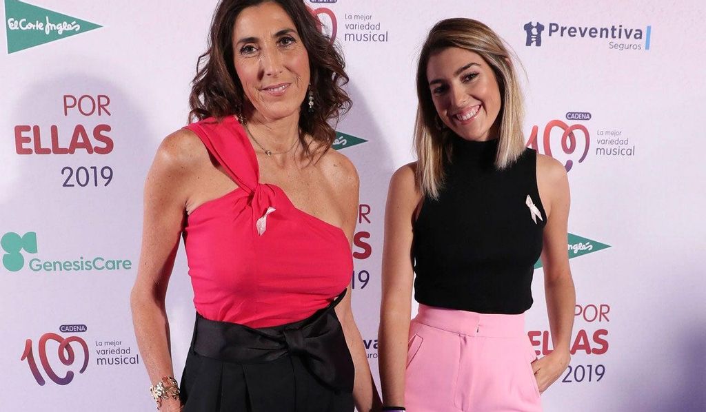 Paz Padilla y Anna Ferrer, madre e hija posan juntas en un photocall