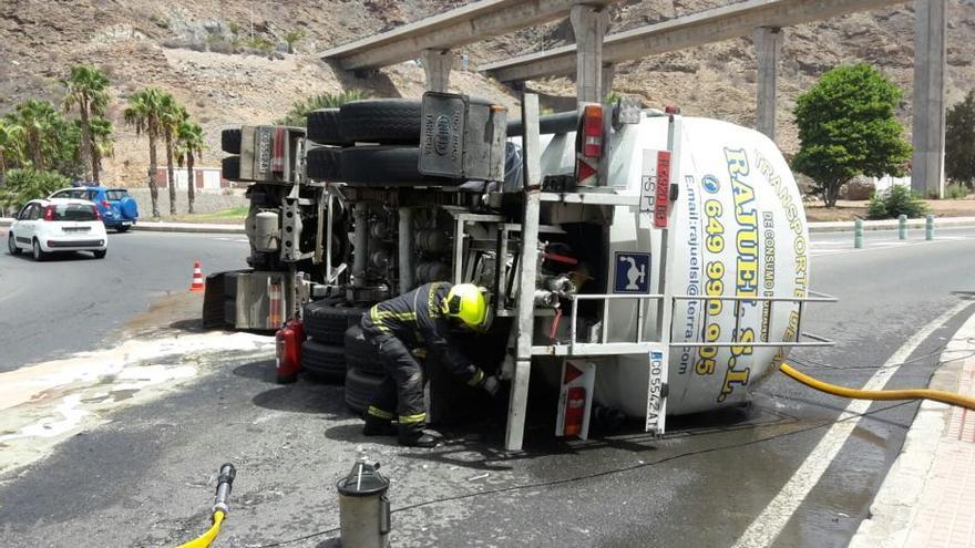 Aparatoso vuelco de un camión de agua en Puerto Rico