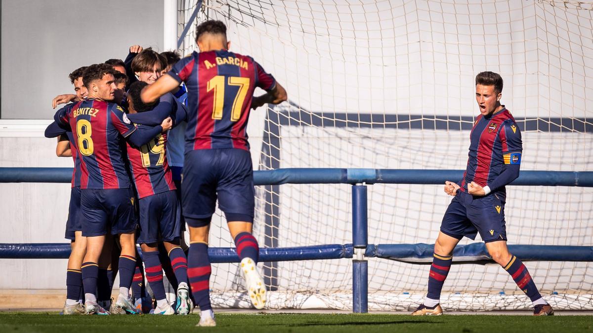 Los jugadores del Atlético Levante celebran el gol de Joel Febas al Hércules B