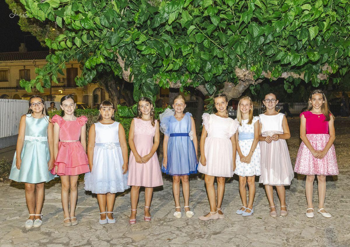 La reina infantil de las fiestas, acompañada de las damas de su corte de honor.