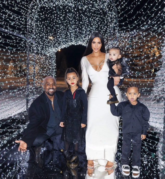 Kim Kardashian y Kanye West, en su millonaria fiesta de Navidad