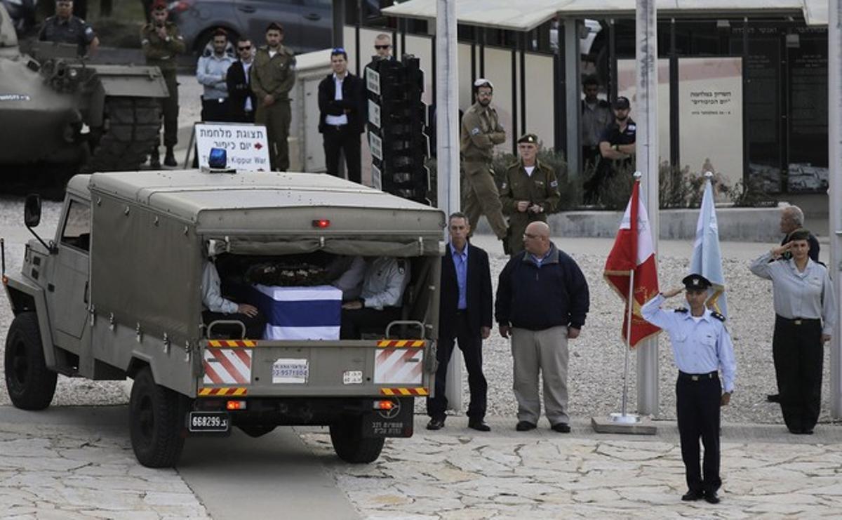 Gilad i Omri Sharon, fills de l’exprimer ministre, al costat del seu fèretre, durant la cerimònia militar a Latrun.