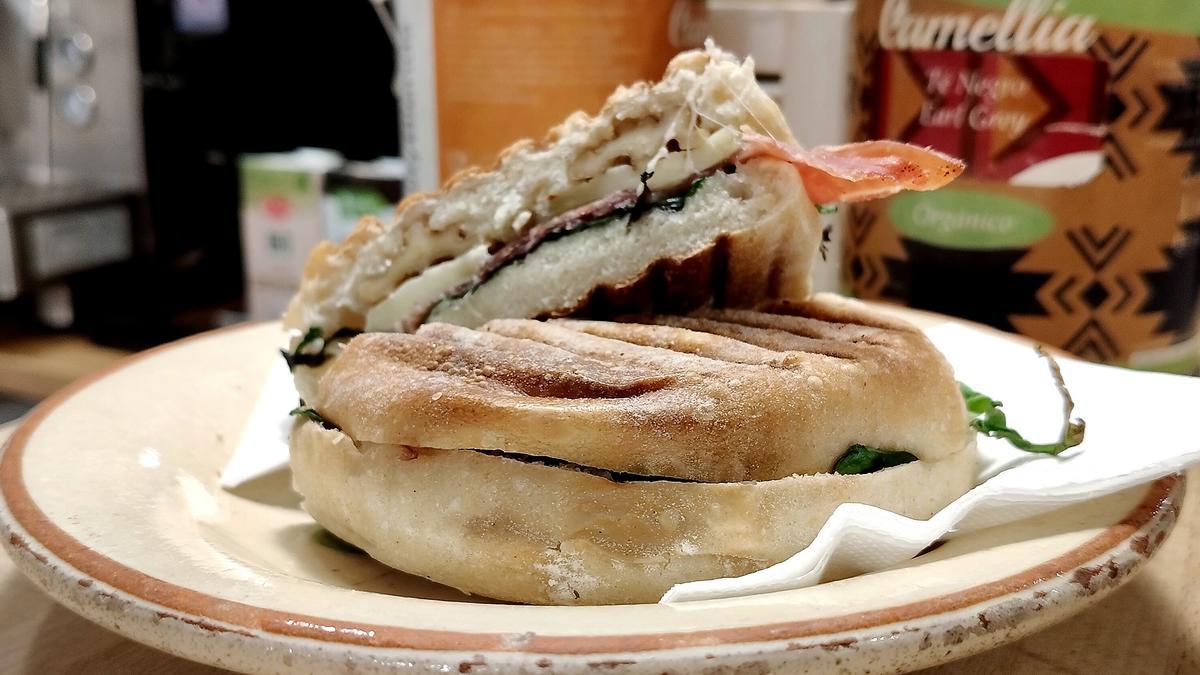 El bocadillo de jamón, brie, rúcula y nueces de Café Video Instan.