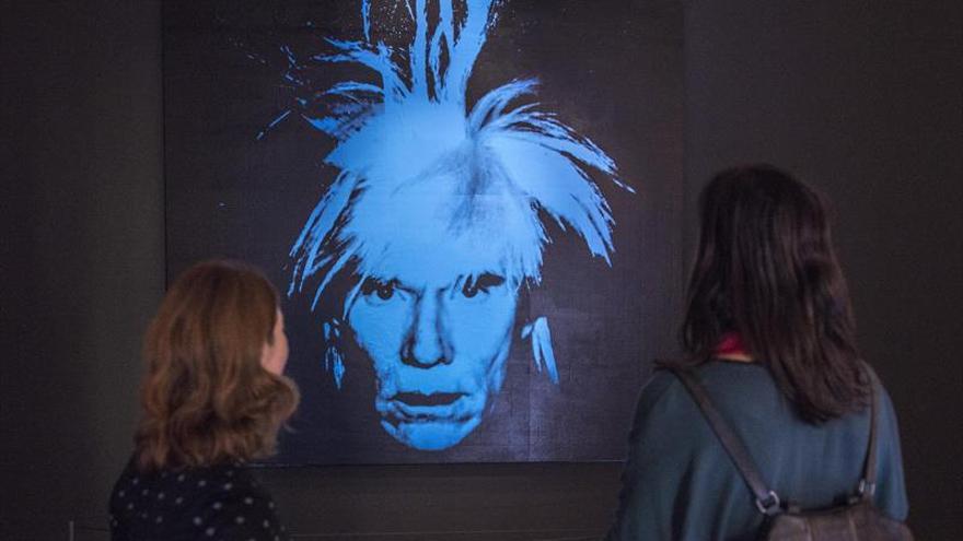 CaixaForum Barcelona repasa la figura mítica de Warhol