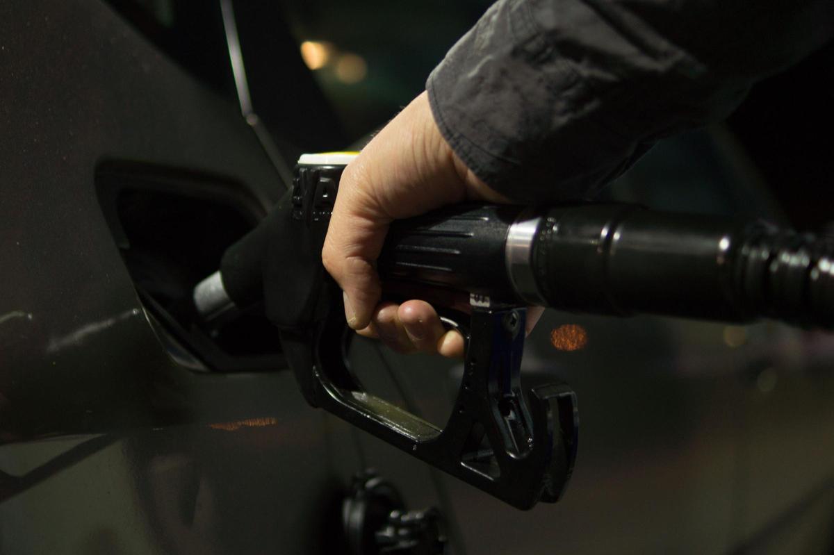Una persona echando gasolina