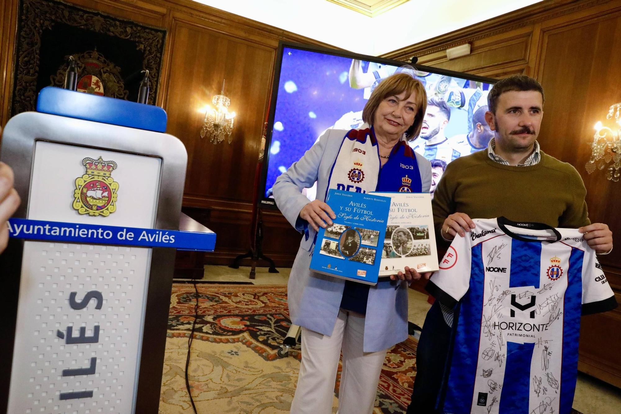 EN IMÁGENES: Así fue el recibimiento de los jugadores del Real Avilés en el Ayuntamiento