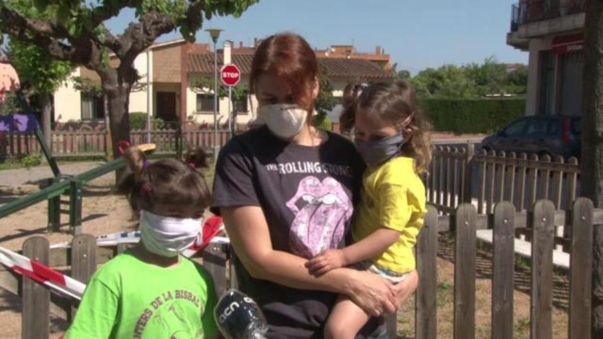 Màniga curta i patinets, l'estampa dels nens sortint al carrer després de sis setmanes.