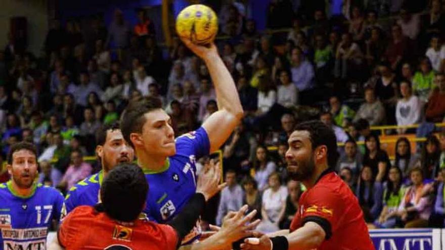 Luisín lanza a portería y anota su primer gol en Asobal.