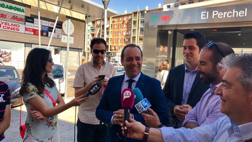 Juan Cassá ha ofrecido una rueda de prensa frente a la estación del metro El Perchel, este miércoles.