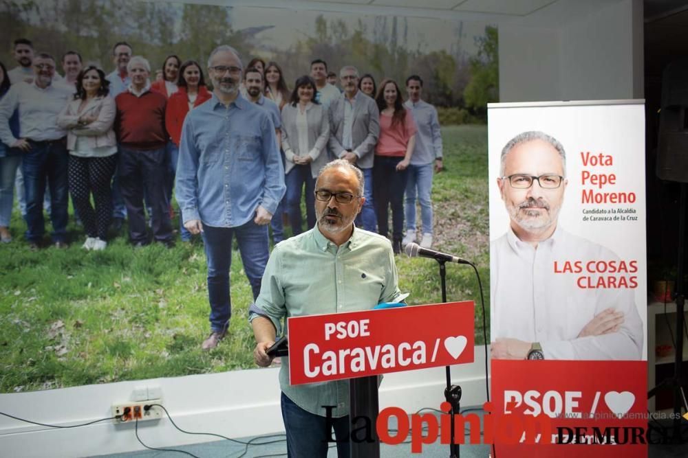 Pegada de carteles en Caravaca