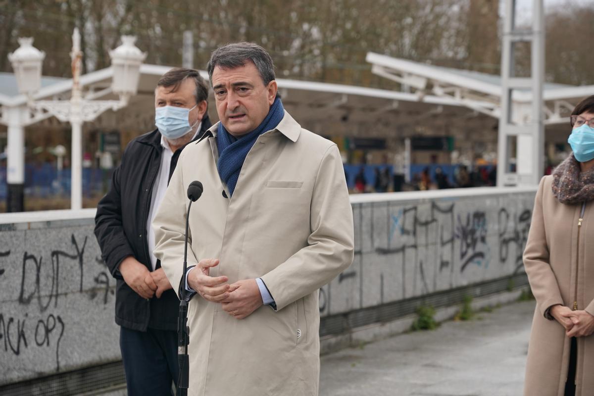 Aitor Esteban, portavoz del PNV en el Congreso, presenta el acuerdo alcanzando con el Gobierno central para que sea el Ejecutivo vasco el responsable de las obras del tren de alta velocidad a Bilbao y Vitoria.