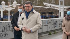 Aitor Esteban, portavoz del PNV en el Congreso, presenta el acuerdo alcanzando con el Gobierno central para que sea el Ejecutivo vasco el responsable de las obras del tren de alta velocidad a Bilbao y Vitoria.