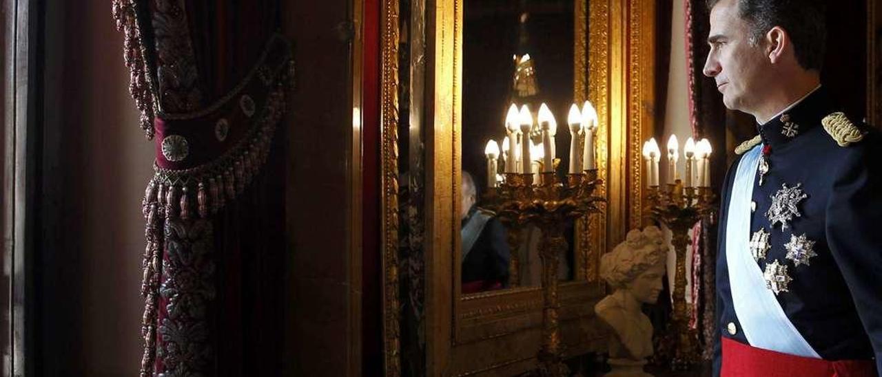 Felipe VI, con su padre reflejado en el espejo, el día de su proclamación.