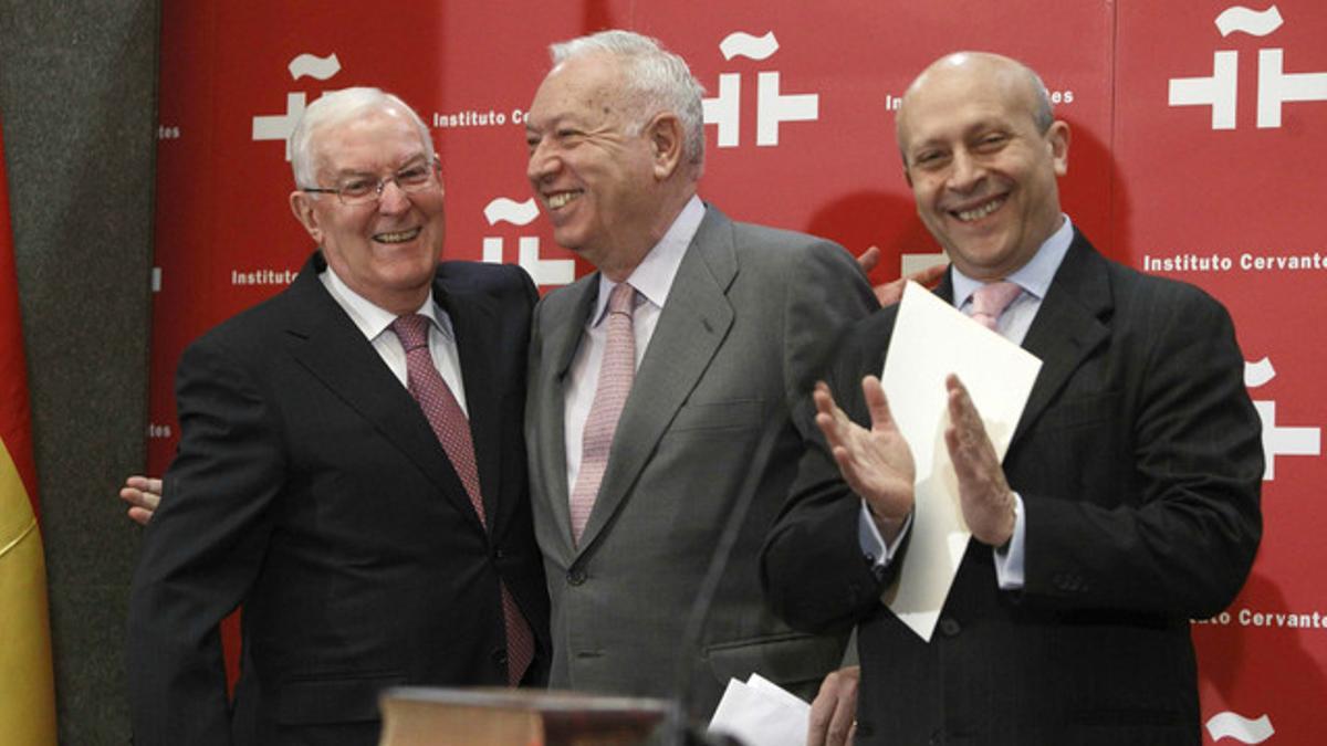 El ministro de Educación, José Ignacio Wert, junto al nuevo director del Instituto Cervantes, Víctor García de la Concha, y el ministro de Exteriores, José Manuel García-Margallo.