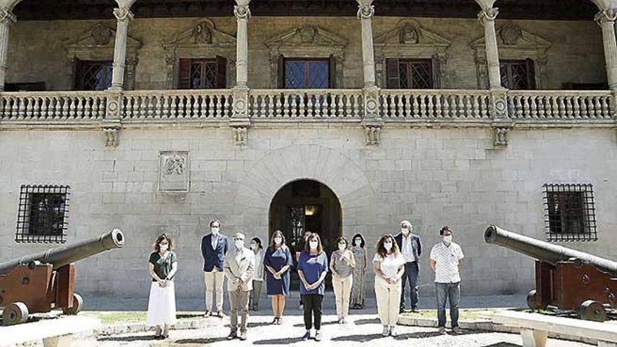 La presidenta del Govern y los consellers, ante el Consolat de la Mar.