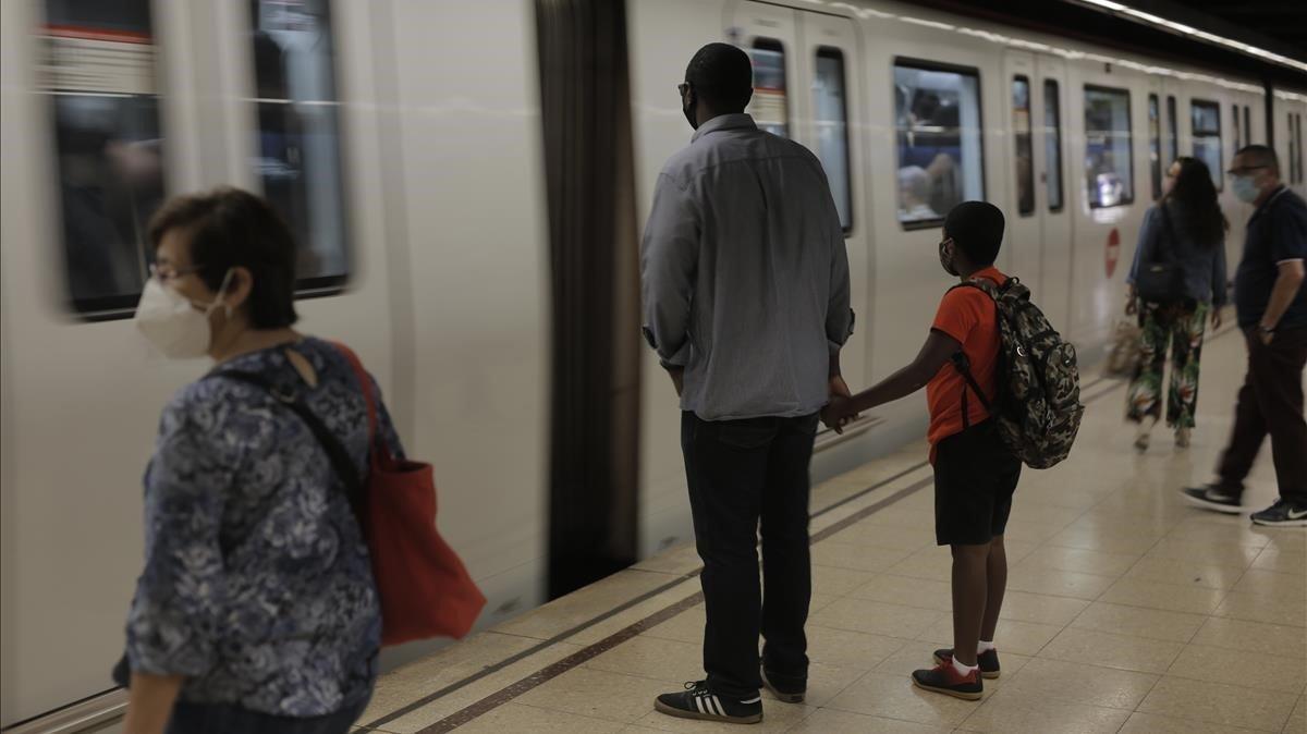 La estación de metro de Verdaguer, el primer día de colegio en Catalunya.