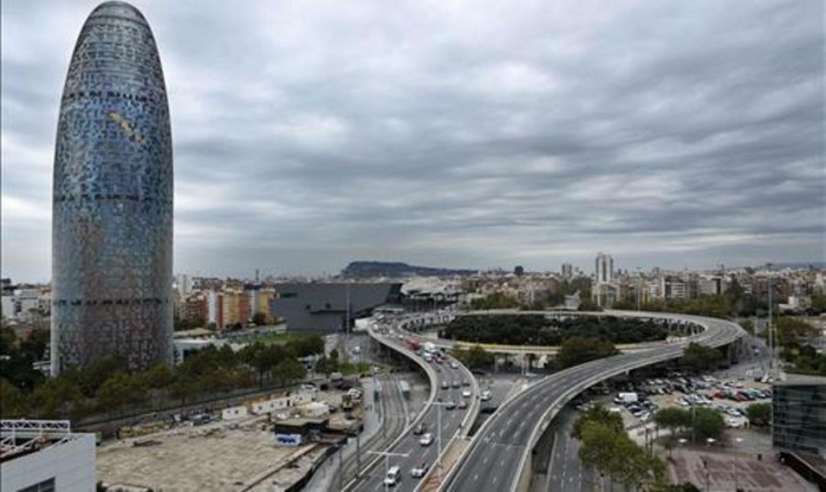 Anillo viario de las Glòries que se empezará a derribar por el lado mar (izquierda).