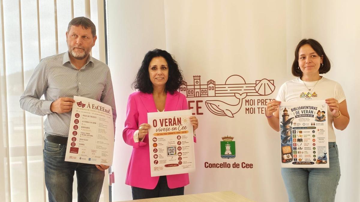 A alcaldesa, no centro, na presentación da programación cultural do verán.