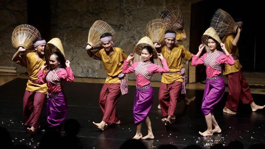 Danza camboyana en Oviedo para celebrar los 25 años de la ONG Sauce tendiendo puentes