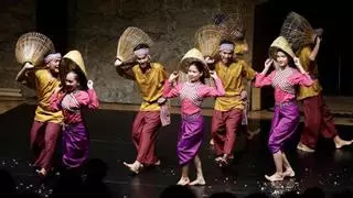 Danza camboyana en Oviedo para celebrar los 25 años de la ONG Sauce tendiendo puentes