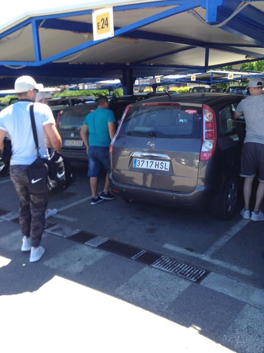 Los taxistas 'pirata' toman la terminal del aeropuerto de Ibiza