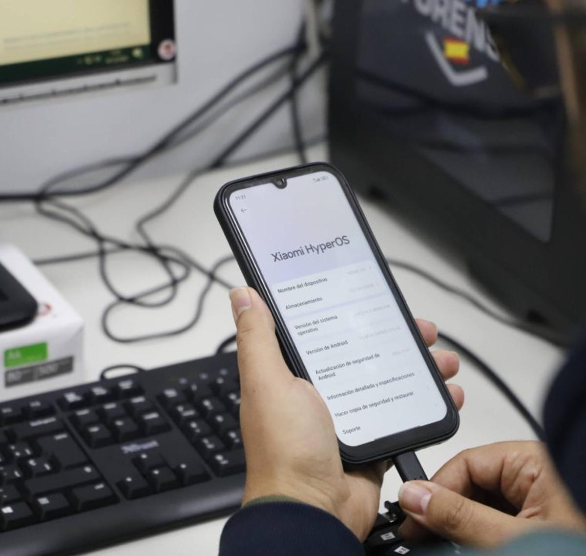 Control y análisis de un terminal móvil desde la sala del equipo Edite de la Guardia Civil de Córdoba.