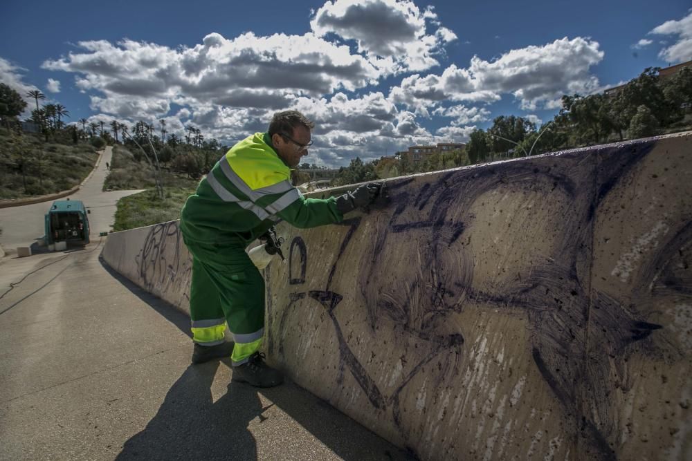 En lucha contra los grafitis en Elche