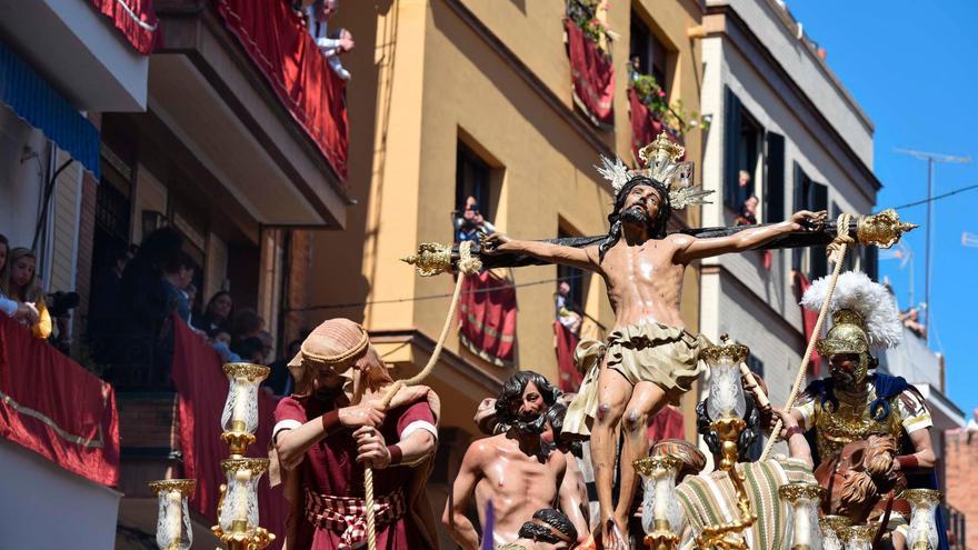 Imagen del Cristo de la Exaltación a su salida de Los Terceros (2018) / El Correo de Andalucía