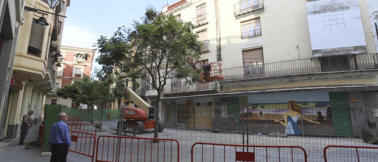 El derrumbe en una vivienda obliga a restringir el paso en la calle Major