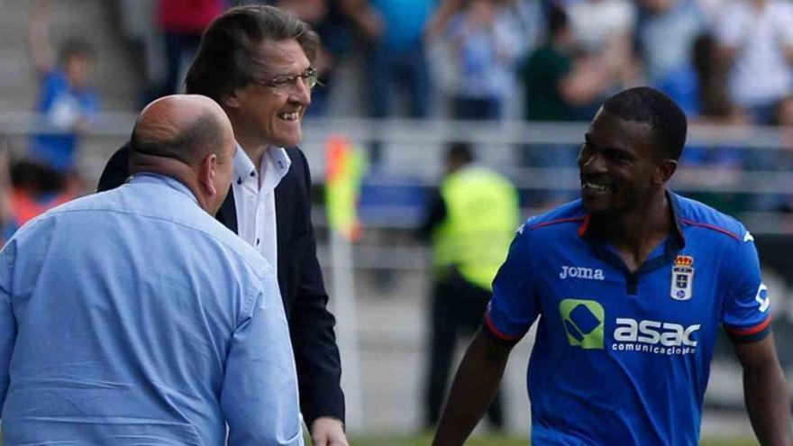 Omgba celebra un gol con el técnico Sergio Egea en el Oviedo