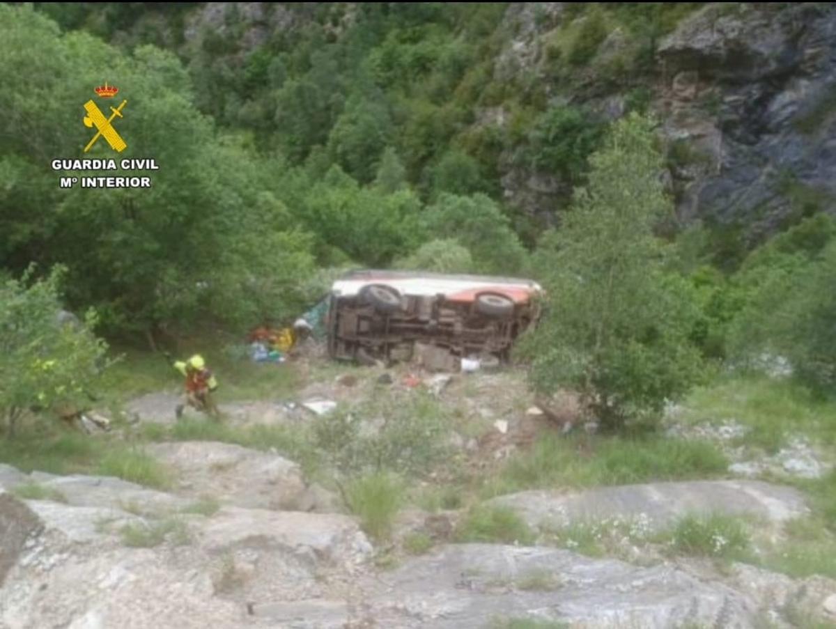 Autocar bolcat en un barranc del Pirineu d'Osca en què viatjaven una vintena de catalans, catorze dels quals menors d'edat.