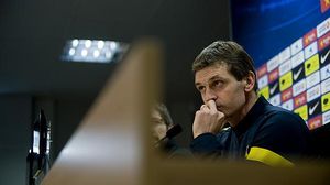 El tècnic blaugrana analitza la situació de Valdés.
